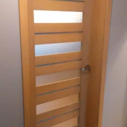 Zamknięte, drewniane drzwi wewnętrzne z poziomymi, przeszklonymi paskami, widoczne na tle szarej ściany i parkietu.