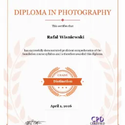 Dyplom ukończenia kursu fotografii z wyróżnieniem, wydany przez Shaw Academy dla Rafała Wiśniewskiego, datowany na 1 kwietnia 2016.