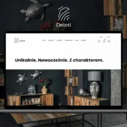 Ekran laptopa Macbook Pro wyświetlający stronę internetową deloti.store z hasłem 'Unikalnie. Nowocześnie. Z charakterem.' na tle aranżacji wnętrza z drewnianymi meblami i dekoracjami.