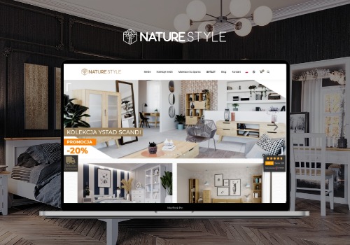 Ekran laptopa MacBook Pro wyświetlający stronę internetową Nature Style z kolekcją mebli w stylu scandi, umieszczony w aranżacji wnętrza z łóżkiem i krzesłem.