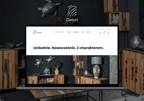 Ekran laptopa Macbook Pro wyświetlający stronę internetową deloti.store z hasłem 'Unikalnie. Nowocześnie. Z charakterem.' na tle aranżacji wnętrza z drewnianymi meblami i dekoracjami.