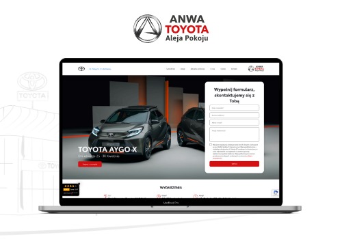 Ekran laptopa prezentujący stronę internetową dealera Toyota Anwa z Krakowa, model Aygo X na pierwszym planie, formularz kontaktowy po prawej stronie.