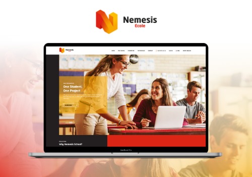 Laptop MacBook Pro wyświetla stronę internetową szkoły Nemesis Ecole, prezentującą nauczyciela pomagającego uczniom w projekcie. Logo Nemesis widoczne w górnym rogu strony.