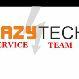 Logo firmy EazyTech Service Team z pomarańczowym napisem EAZY i czarnym napisem TECH, przedzielone szarą strzałką imitującą błyskawicę.