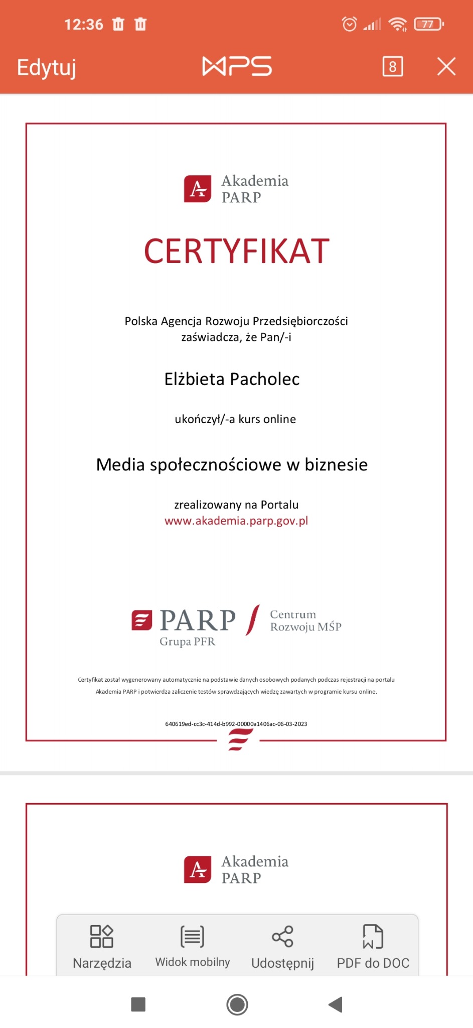 Certyfikat ukończenia kursu online 'Media społecznościowe w biznesie' wydany przez Akademię PARP dla Elżbiety Pacholec, wyświetlony na ekranie smartfona.