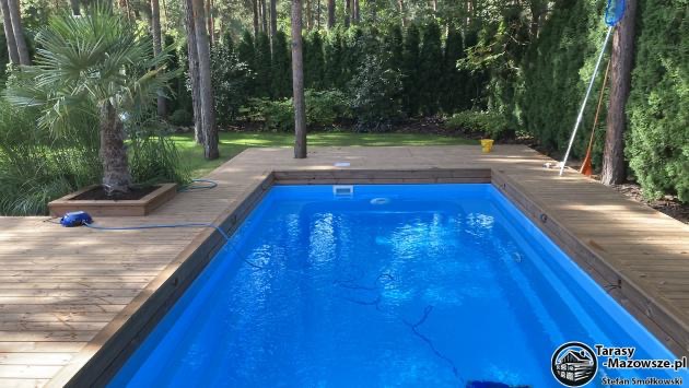 Taras został zbudowany na funda mętach punktowych. Konstrukcja krzyżowa samonośna, deska tarasowa Thermory termo sosna.