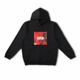 Czarna bluza z kapturem z nadrukiem kwadratowym z oznaczeniem 'Parental Advisory Explicit Content' na piersi.