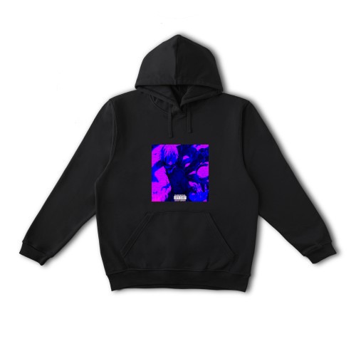 Czarna bluza z kapturem z kwadratowym nadrukiem w odcieniach fioletu i niebieskiego na klatce piersiowej, rozłożona na białym tle.