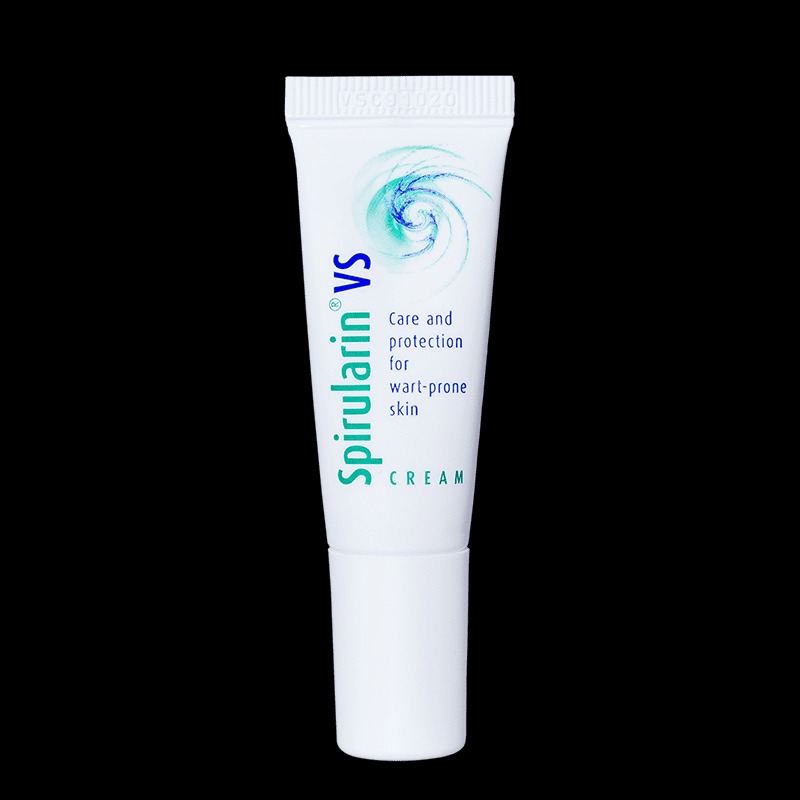 Biała tubka kremu Spirularin VS na brodawki, z zielonym napisem i turkusowym wzorem spirali na czarnym tle.