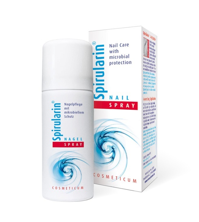 Spirularin Nail Spray do pielęgnacji paznokci z ochroną mikrobiologiczną, w białym opakowaniu obok kartonowego pudełka z tym samym produktem.