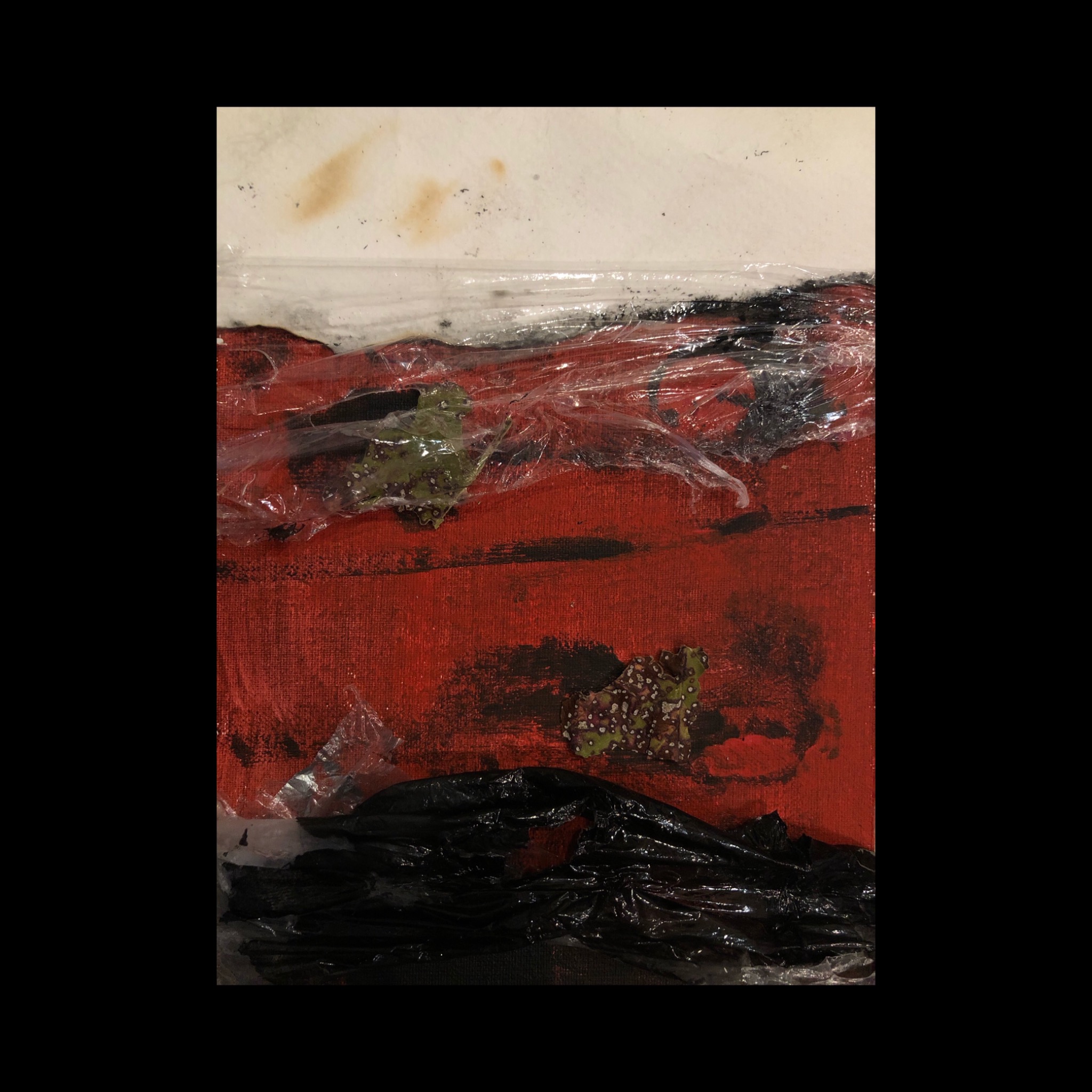 Abstrakcyjna kompozycja malarska na płótnie w odcieniach czerwieni i czerni, częściowo zabezpieczona folią, z elementami kolażu z zielonymi akcentami.