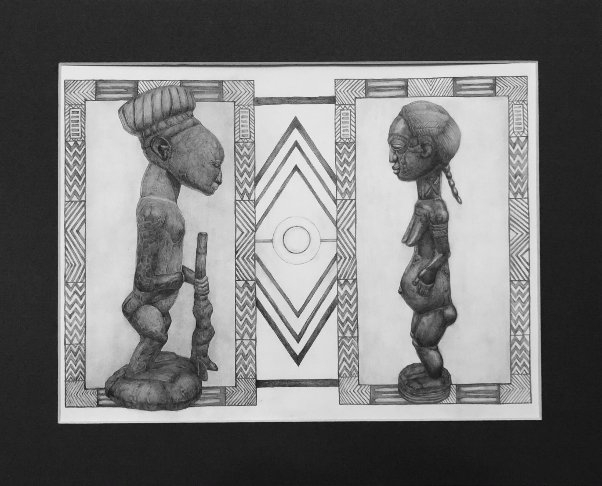 Czarno-biały rysunek przedstawiający dwie afrykańskie figurki, męską z laską i żeńską w ciąży, umieszczone po bokach geometrycznego wzoru na białym tle z ramką.