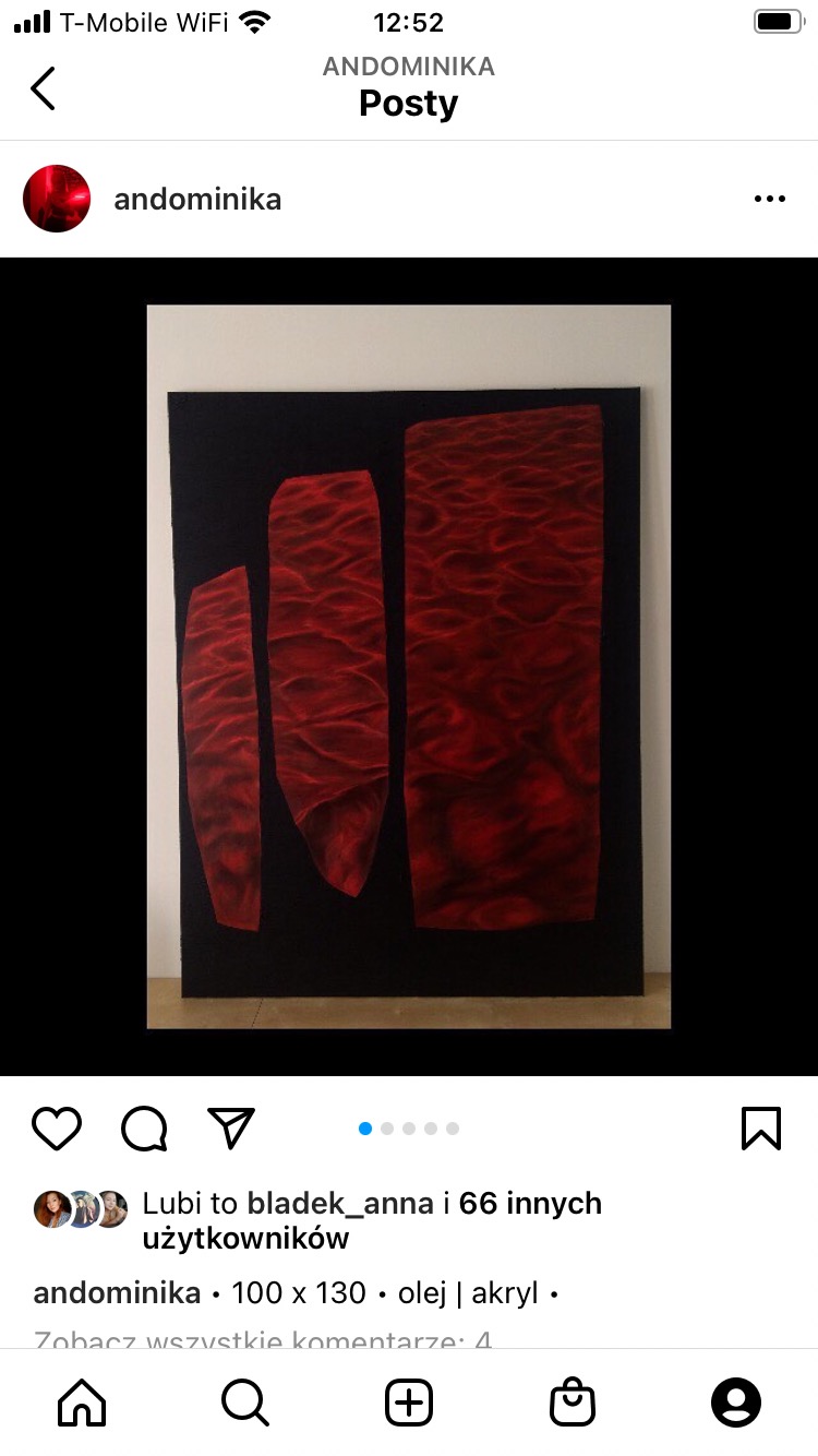 Abstrakcyjna kompozycja na czarnym tle z trzema czerwonymi, nieregularnymi kształtami o fakturze przypominającej płynącą lawę, wykonana techniką mieszaną olej i akryl.