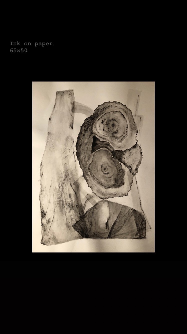 Abstrakcyjna kompozycja wykonana tuszem na papierze, przedstawiająca elementy przypominające przekrój pnia drzewa, fragment tkaniny i nieregularne kształty geometryczne w odcieniach szarości.