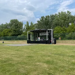 Naszym flagową usługą są imprezy plenerowe - zapewniamy całą sceno-technikę i infrastrukturę.