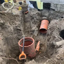 Wykop pod kanalizacje oraz hydro i termo izolacja fundamentów wraz z drenażem.