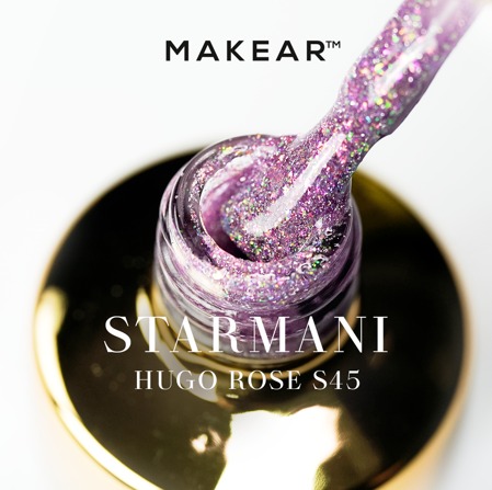 Błyszczący, fioletowy lakier hybrydowy MAKEAR Starmani Hugo Rose S45 z pędzelkiem zanurzonym w butelce, na złotym tle.