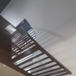 Nowoczesny sufit z drewnianą konstrukcją i podświetleniem, widok z dołu, z widocznymi elementami montażowymi.