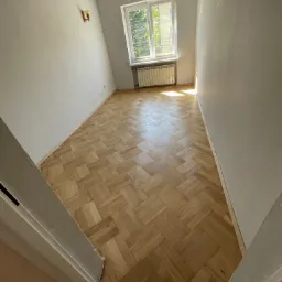 Renowacja parkietu dębowego wyraz że stabilizacją oraz montażem listew.