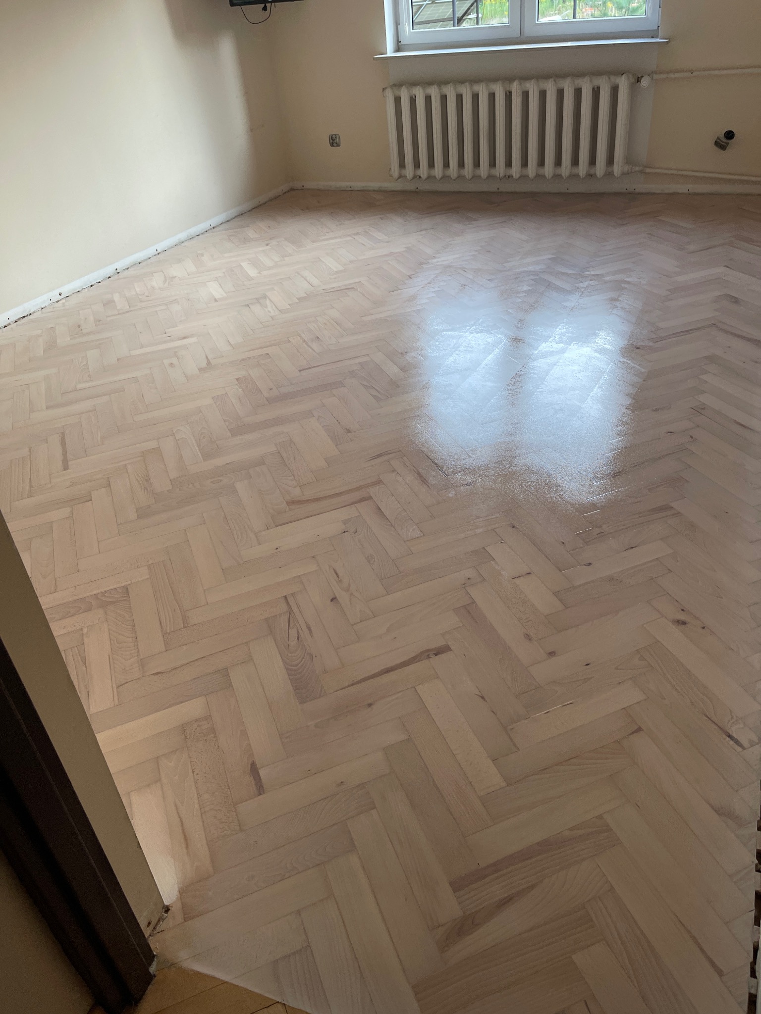 Cyklinowanie parkietu bukowego, dodatkowo barwiona na biało. Efekt mega zadowalający✅