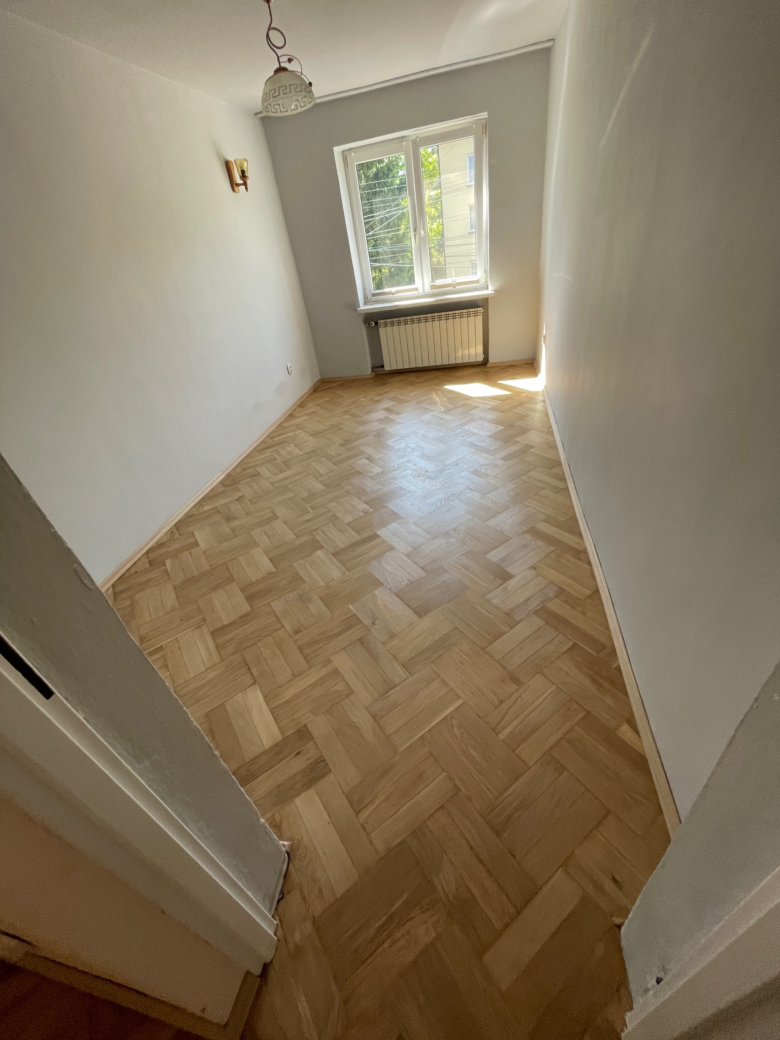 Renowacja parkietu dębowego wyraz że stabilizacją oraz montażem listew.