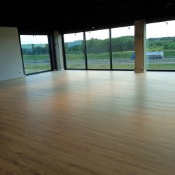 Sprzątanie powierzchni magazynowej po remoncie,wraz z myciem okien.