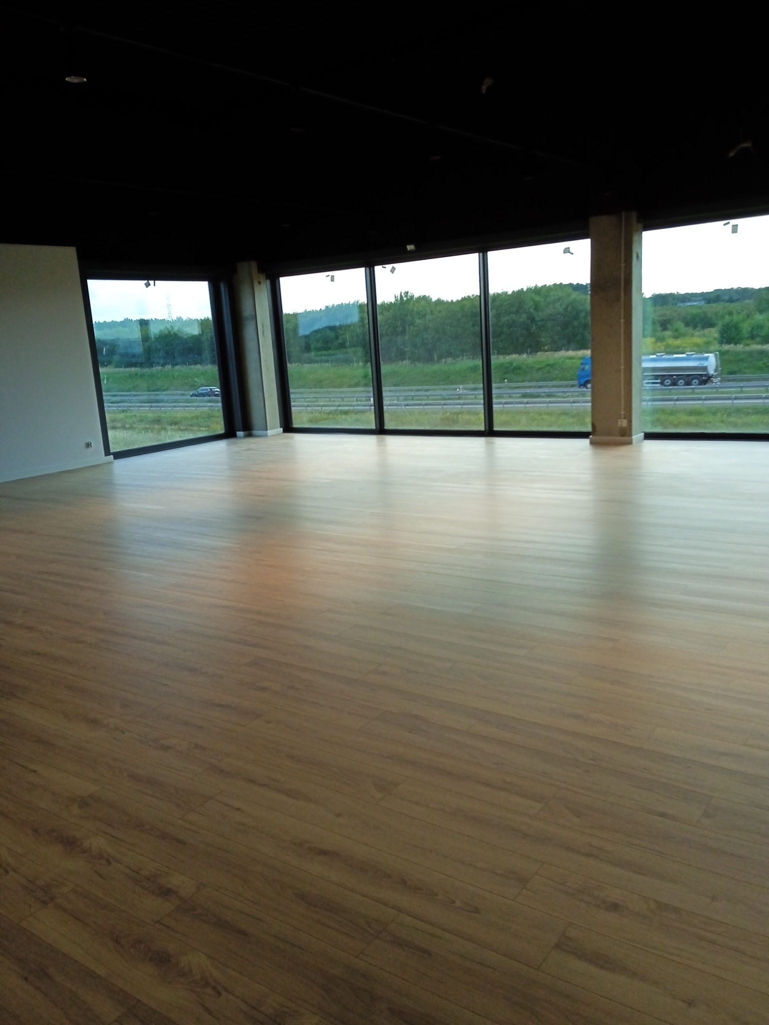 Sprzątanie powierzchni magazynowej po remoncie,wraz z myciem okien.