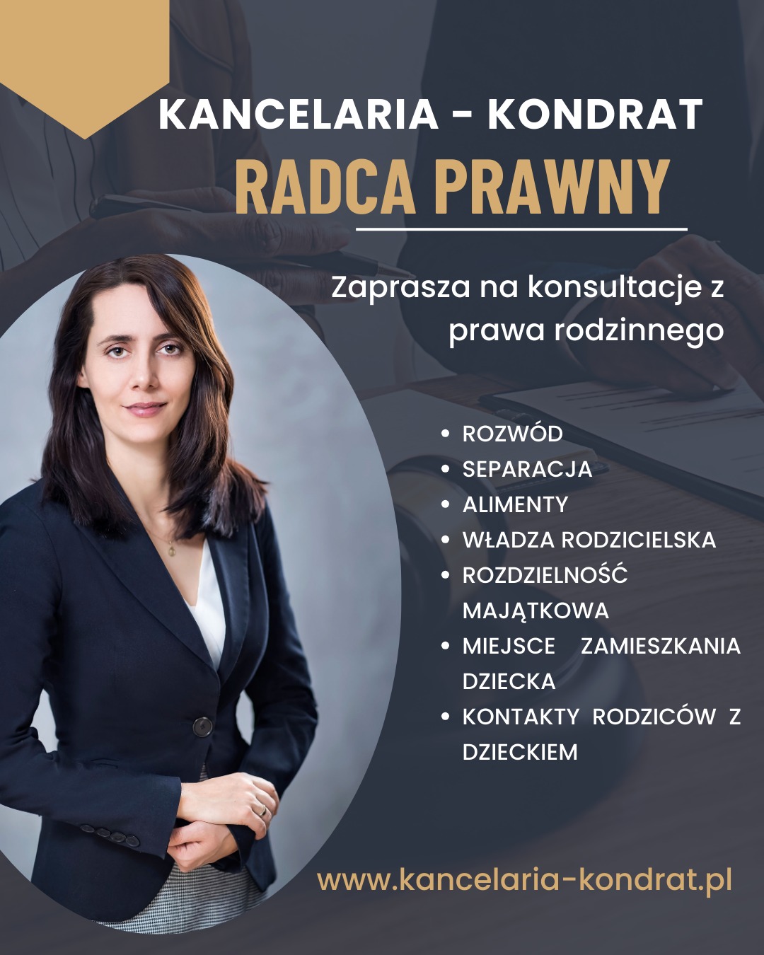 Portret kobiety w ciemnej marynarce, prezentacja kancelarii radcy prawnego z ofertą konsultacji w zakresie prawa rodzinnego, w tle rozmyte dłonie nad dokumentami.