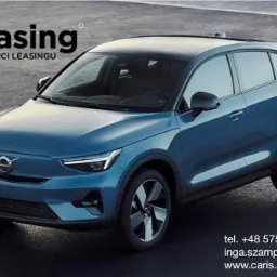 Niebieski samochód Volvo C40 Recharge z czarnym dachem, prezentowany z boku na tle asfaltu, z widocznym logo firmy 'Go Leasing' w lewym górnym rogu oraz danymi kontaktowymi w prawym dolnym rogu.