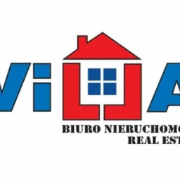 Logo biura nieruchomości VILA: niebieski napis VILA z czerwonym obrysem domu zamiast litery L, poniżej czarny napis BIURO NIERUCHOMOŚCI REAL ESTATE.
