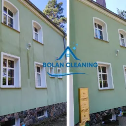 Porównanie fragmentu elewacji budynku przed i po czyszczeniu, widoczne różnice w kolorze i zabrudzeniach.