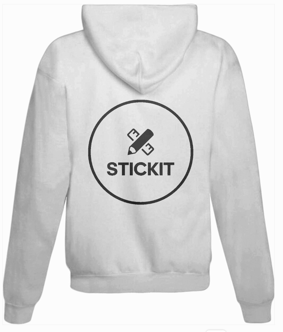 Biała bluza z kapturem, tyłem do widza, z nadrukiem logo 'STICKIT' w czarnym okręgu. Logo przedstawia skrzyżowany ołówek z elementami graficznymi.