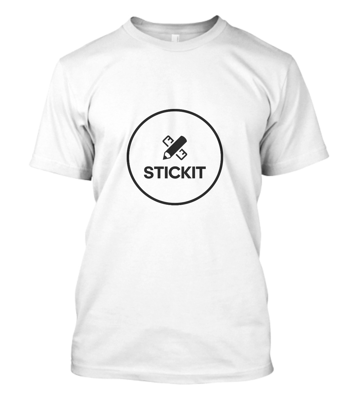 Biały t-shirt z czarnym nadrukiem logo 'STICKIT' w okręgu na piersi. Prosty krój, widoczne delikatne cienie, jednolite tło.