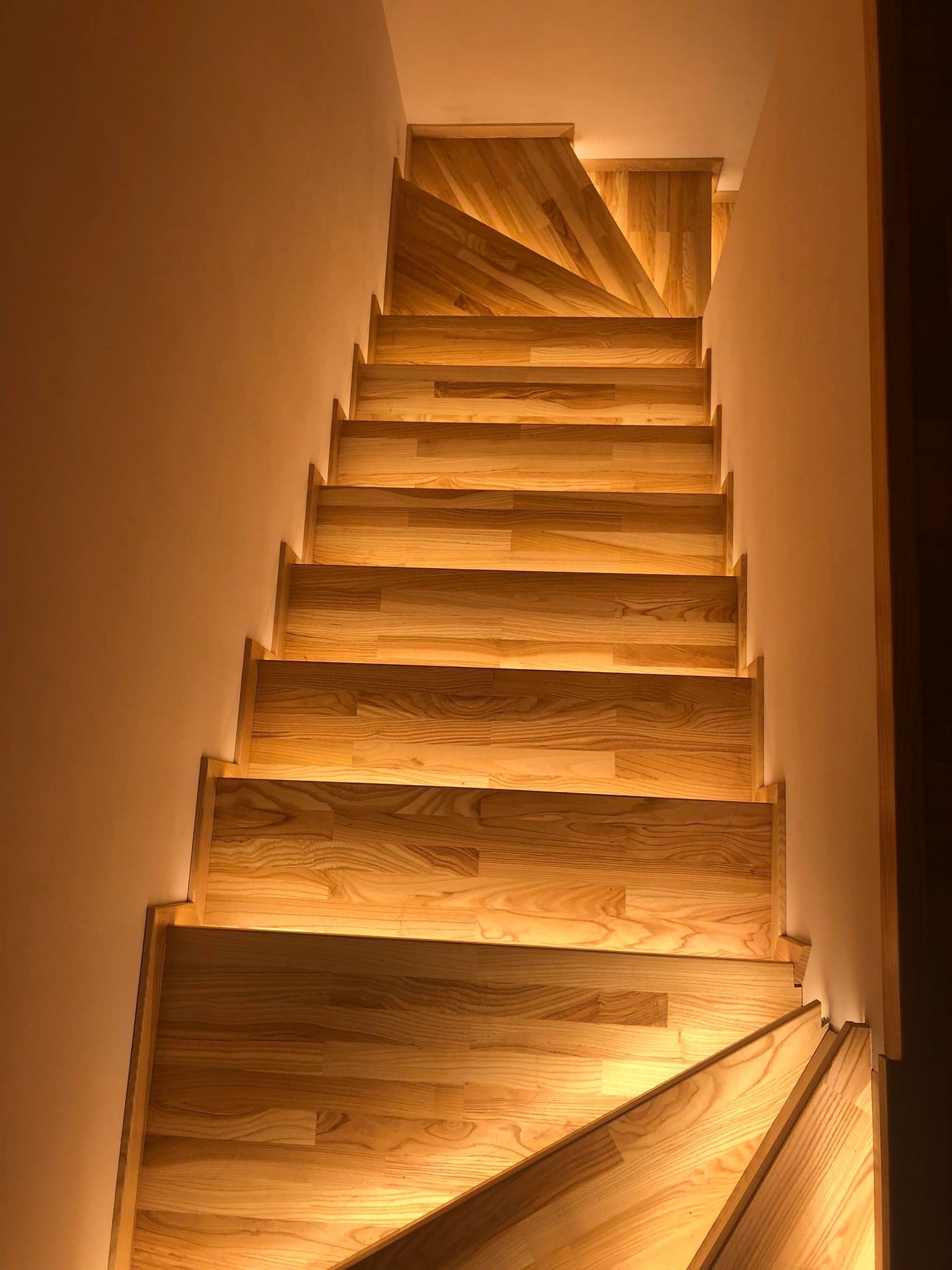 Schody jesionowe, dębowe, odnawianie schodów drewnianych, oświetlenie led