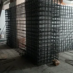 Warszawa Wola-zbrojenie ścian zbiornika w podziemiach istaniejącego budynku.