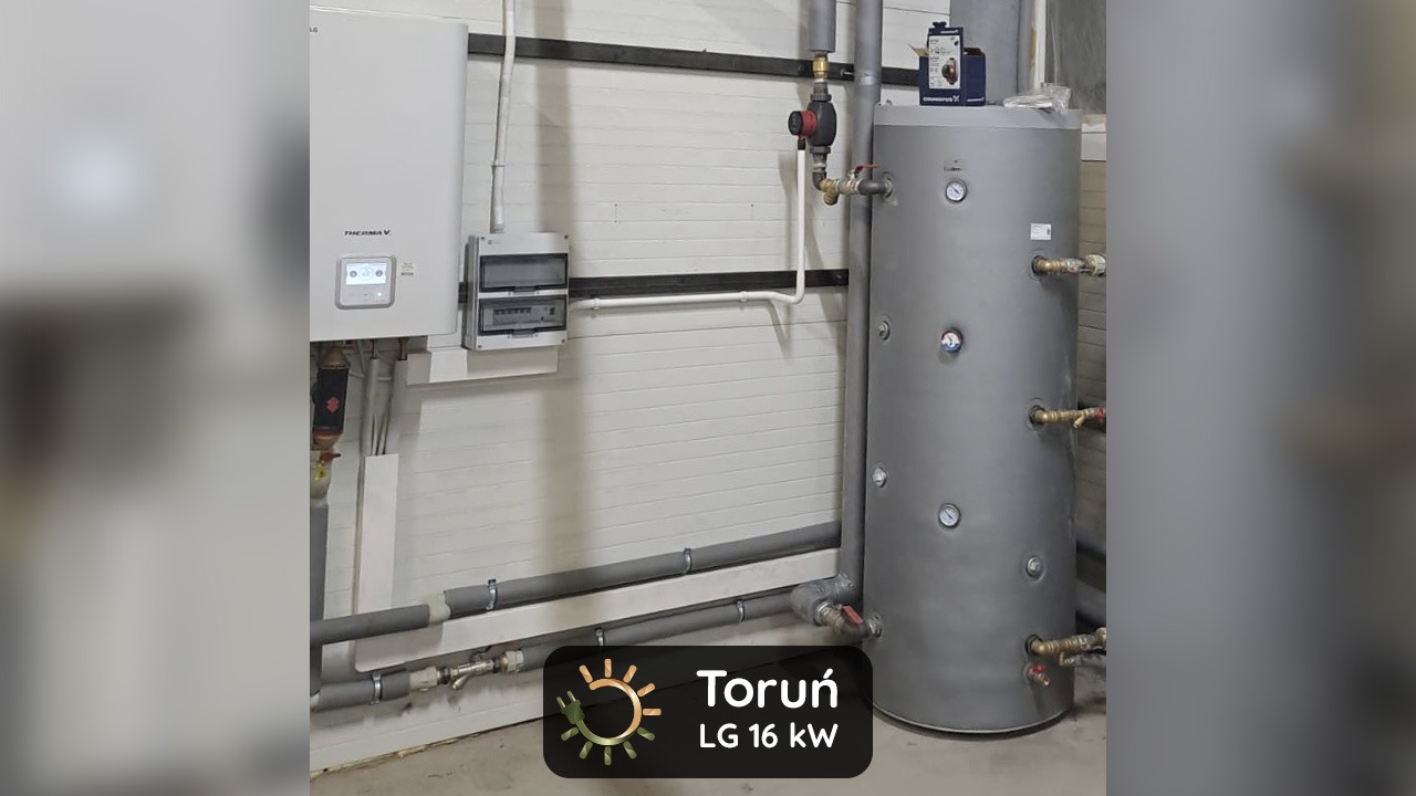Szara pompa ciepła LG Therma V 16 kW zamontowana na ścianie z zbiornikiem akumulacyjnym, widoczne rury i zawory.