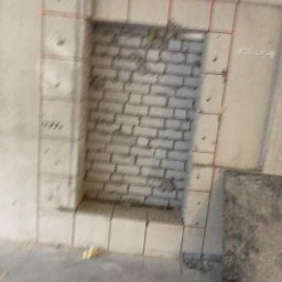 Wycinka i wyklucie nowych dzwi w betonie i cegłę 