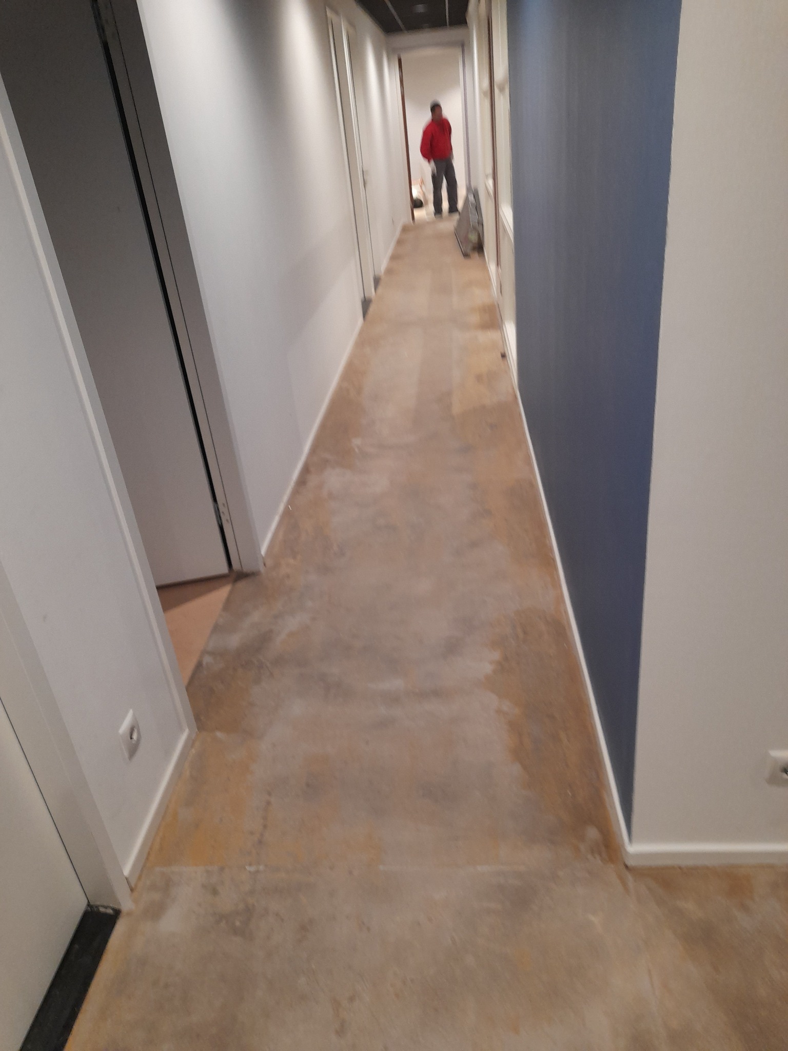 Kolejne zerwanie dywanu wraz z posprzątaniem w jednej z przychodni