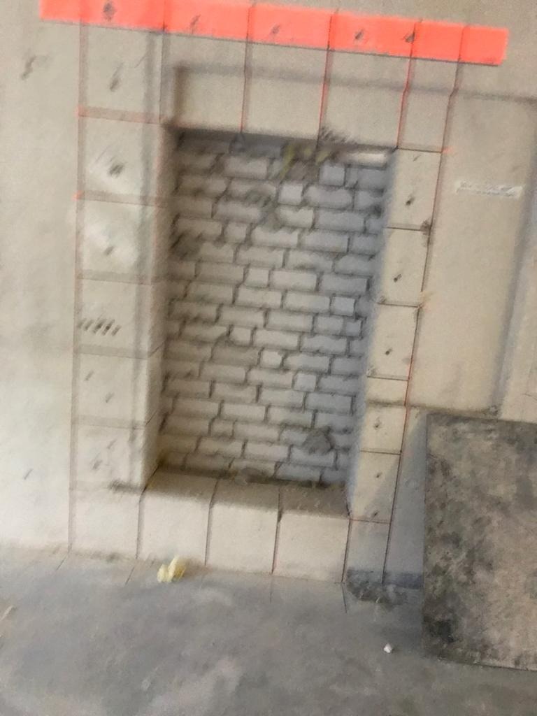 Wycinka i wyklucie nowych dzwi w betonie i cegłę