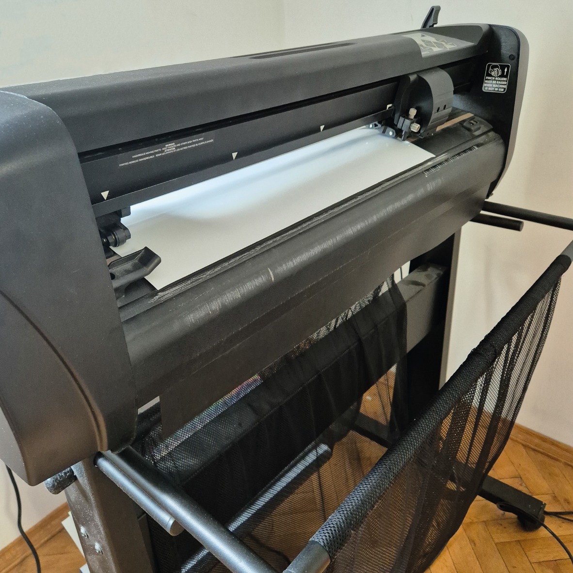 Plotter tnący w trakcie pracy w Czachówku, z widocznym białym arkuszem materiału do cięcia.