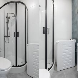 B&K GROUP SP. Z O.O - Nowoczesna łazienka z kabiną prysznicową z czarnymi profilami, białą toaletą, pralką ładowaną od góry i umywalką z czarną baterią.