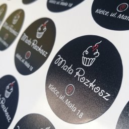 ARTSVIU Agencja Reklamowa - Naklejki samoprzylepne z nadrukiem i wycinaniem.