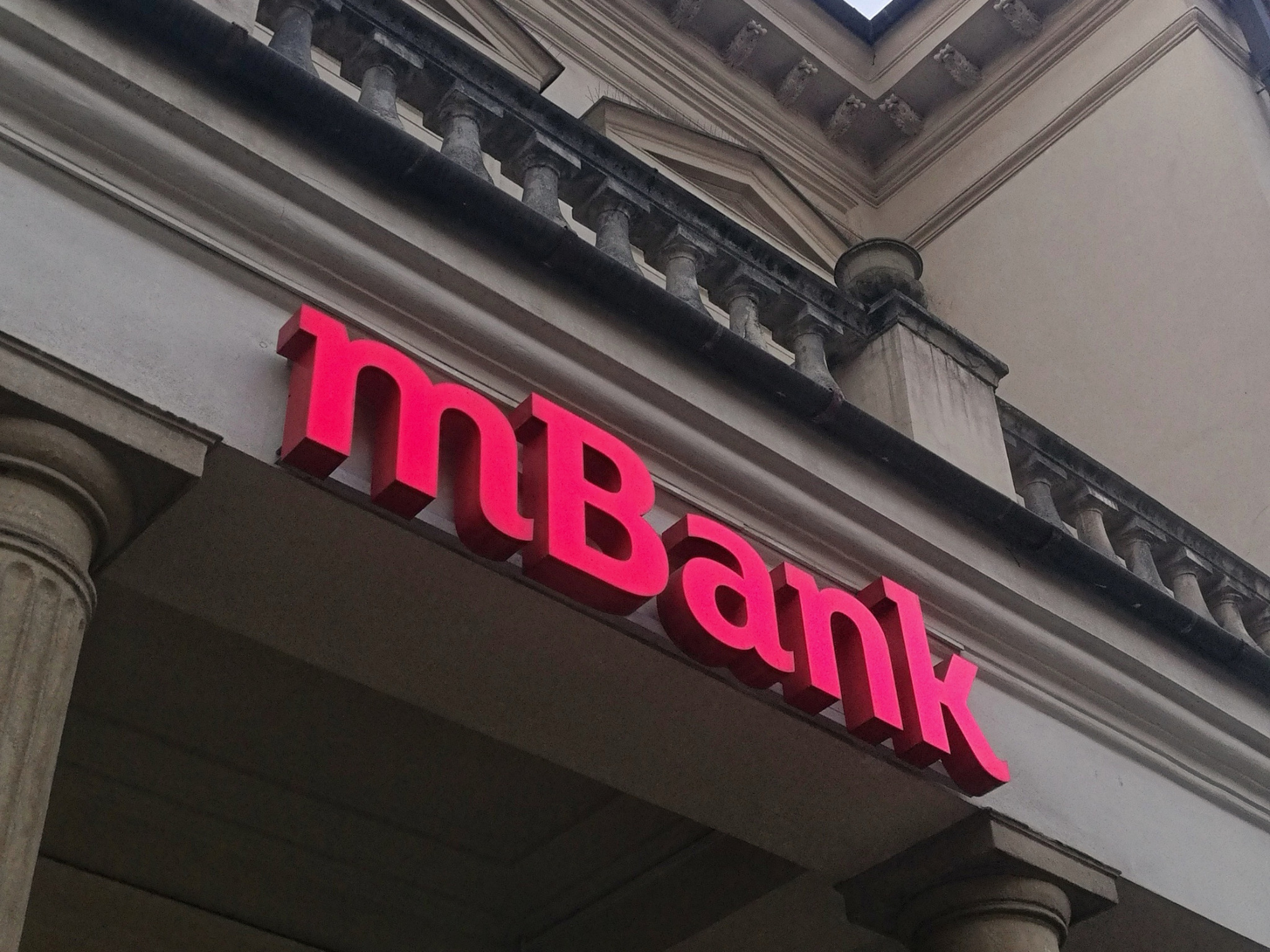 Szyld reklamowy w formie znaków przestrzennych 3d z podświetleniem.