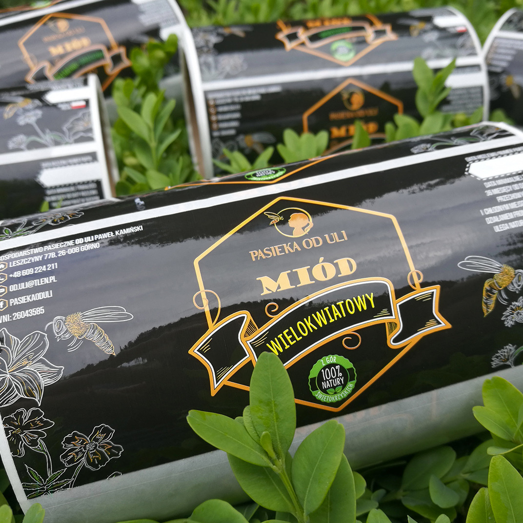 Etykiety foliowe z nadrukiem.