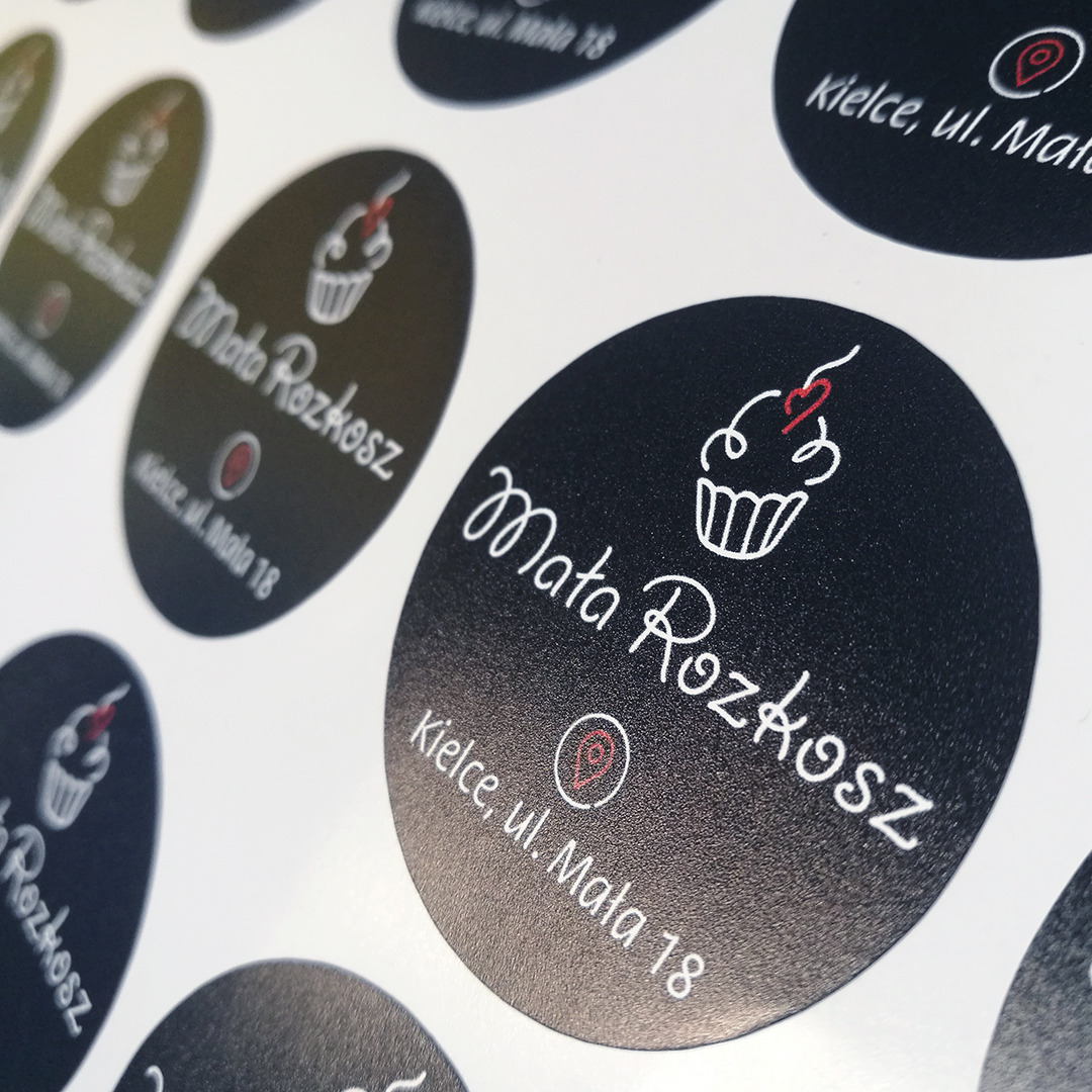 Naklejki samoprzylepne z nadrukiem i wycinaniem.