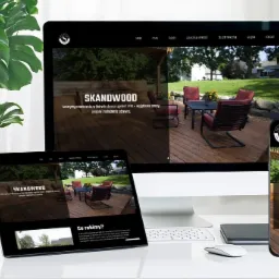 Responsywna strona internetowa firmy SKANDWOOD prezentowana na monitorze, tablecie i smartfonie, obok doniczka z monsterą.