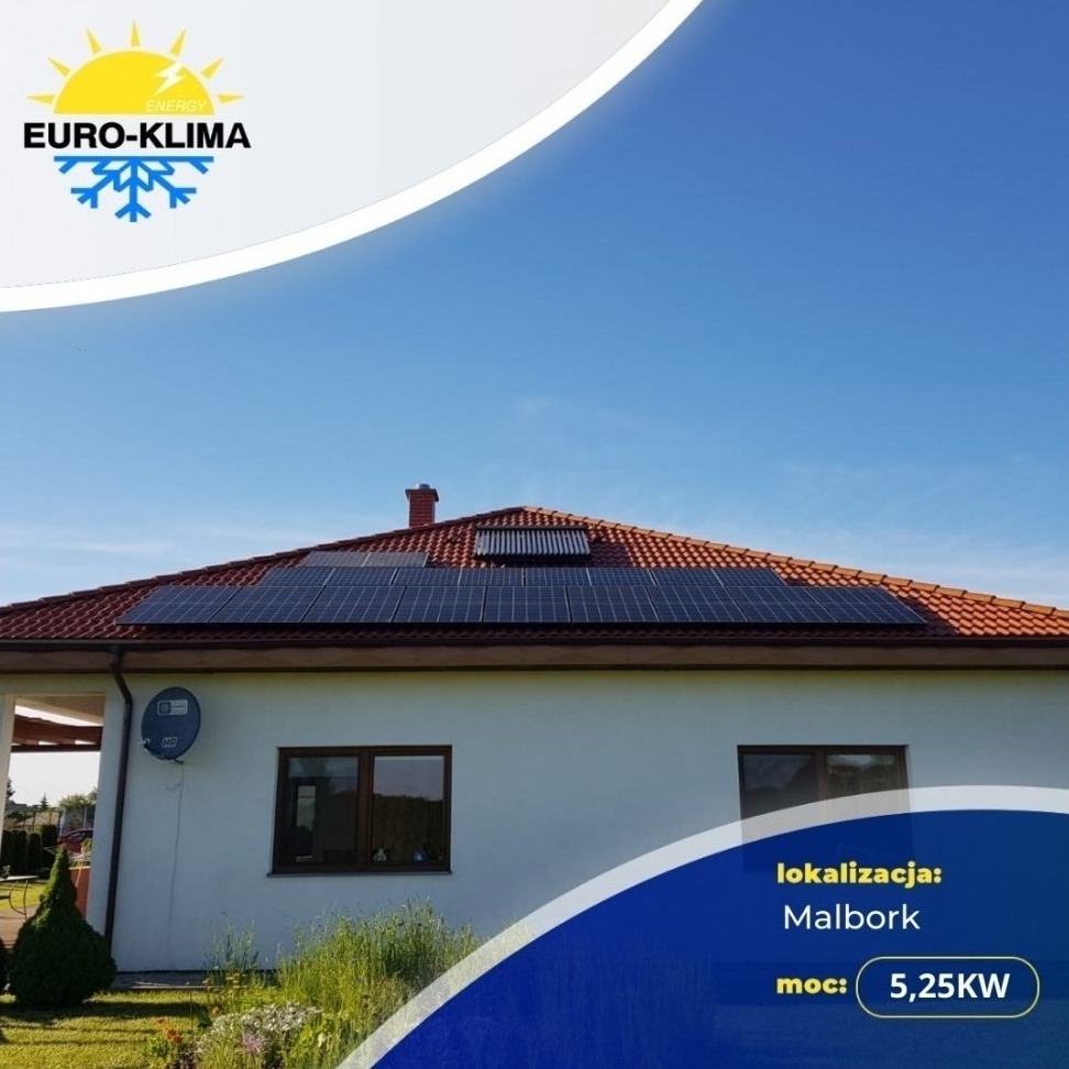Dom jednorodzinny z czerwoną dachówką i zainstalowanymi panelami fotowoltaicznymi oraz kolektorem słonecznym na dachu, zlokalizowany w Malborku, moc instalacji 5,25kW, widoczne logo firmy...