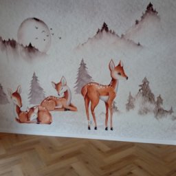 Home serwis-Kafelkowanie - Malowidło ścienne przedstawiające rodzinę jeleni na tle górskiego krajobrazu z księżycem i sosnami, widoczne panele podłogowe.