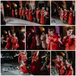 Goście weselni w czerwonych sukienkach tańczą na parkiecie w sali z ceglanymi łukami i kolumnami, oświetlonej ciepłym światłem.