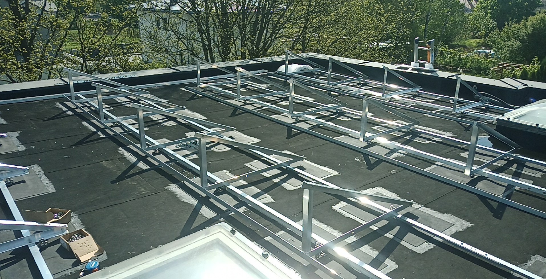 System klejony i balastowy w jednym. Realizacja indywidualna jak każdy projekt. 12kWp